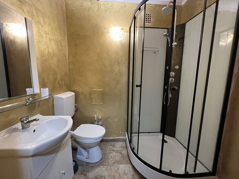 Titan, Bd. 1 Decembrie 1918, stradal, 5 minute de metrou