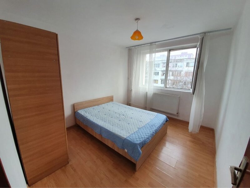 Titan, Bd. 1 Decembrie 1918, stradal, 5 minute de metrou