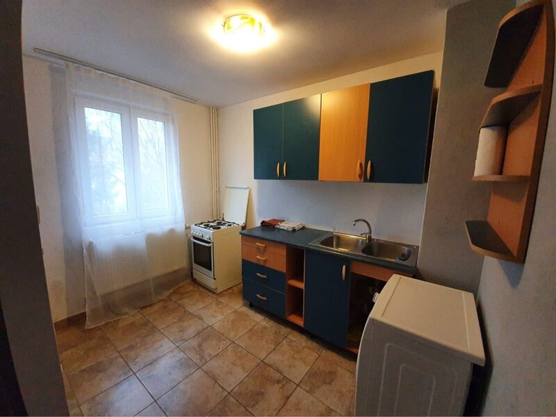 Titan, Bd. 1 Decembrie 1918, stradal, 5 minute de metrou