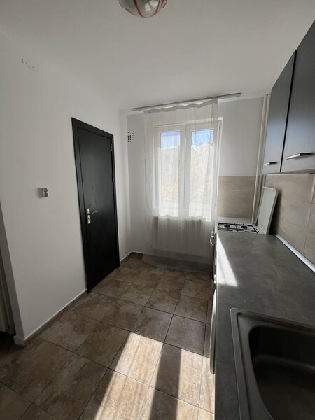 Titan, Bd. 1 Decembrie 1918, stradal, 5 minute de metrou