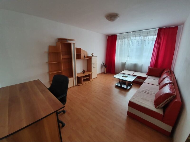 Titan, Bd. 1 Decembrie 1918, stradal, 5 minute de metrou