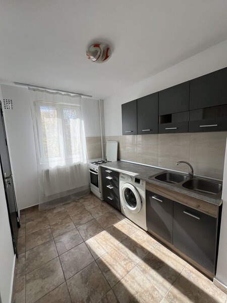 Titan, Bd. 1 Decembrie 1918, stradal, 5 minute de metrou