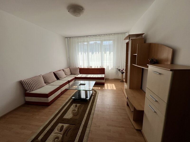 Titan, Bd. 1 Decembrie 1918, stradal, 5 minute de metrou